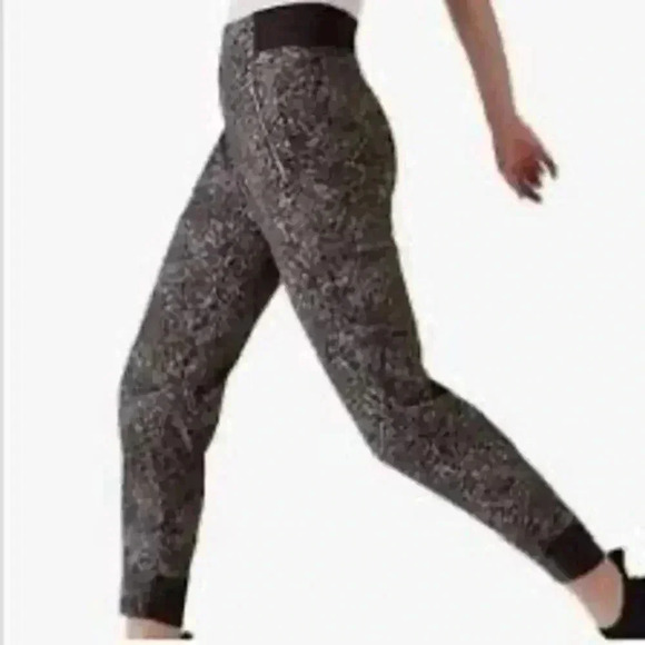 ATHLETA Womens Trekkie North Jogger Size 6 Kinetic Abstract Black - Picture 2 of 11